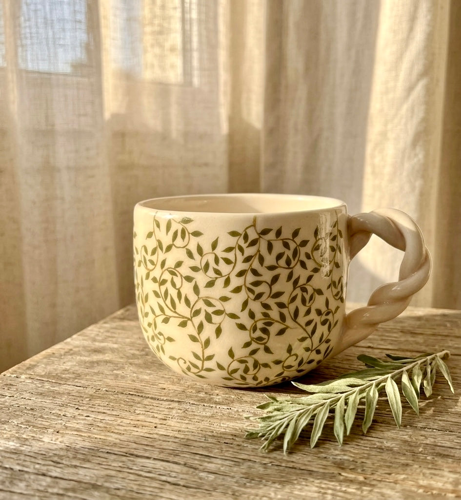 Tasse à anse torsadée